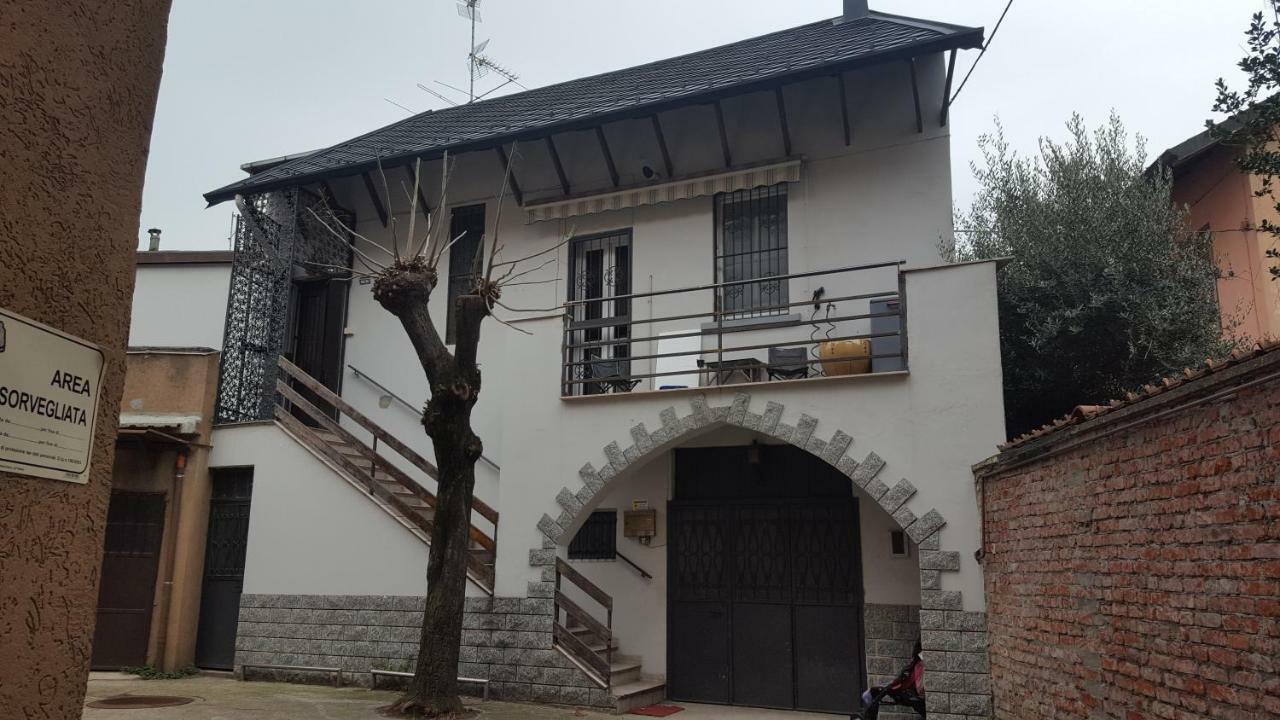 Typical mountain mansarda close to Fiera Milano Rho Pero Exterior foto